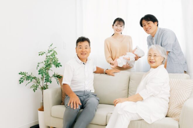 産後に里帰りしている夫婦と祖父母のイメージ