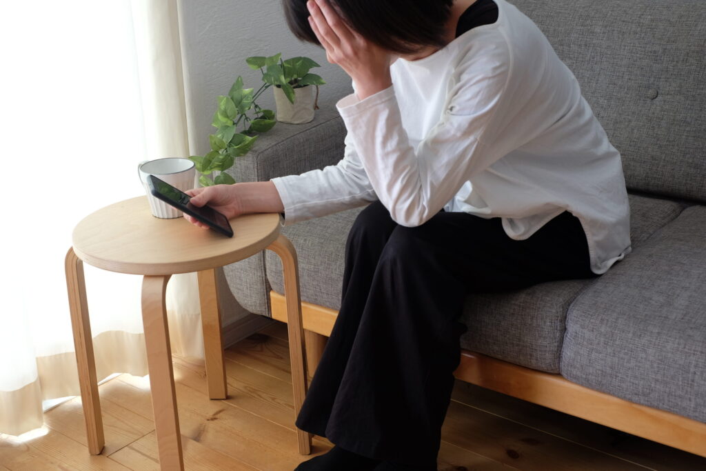 ママ友の誕生会の断り方に悩む女性
