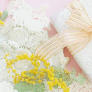 産後ママへのプレゼントの渡し方とは?選ぶ際のポイントや相場も解説