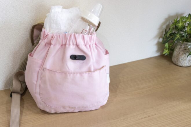 赤ちゃん用品が入ているリュック型マザーズバッグのイメージ