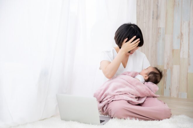 産後のイライラが止まらず悩む女性のイメージ