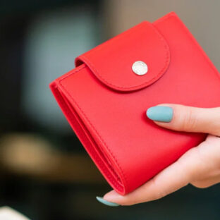 お金を守る三つ折財布の魅力