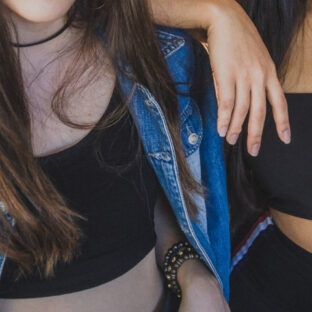 チューブトップで魅せる多彩なコーディネート