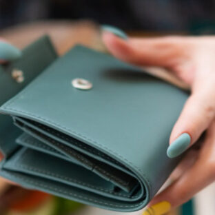 使いやすさを追求した三つ折財布のデザイン