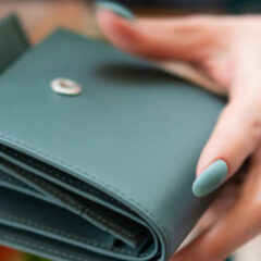 三つ折財布の利便性と使いやすさ