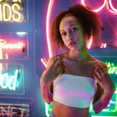 チューブトップを活かす着こなし術