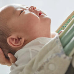 赤ちゃんを抱く安心感ベビースリング