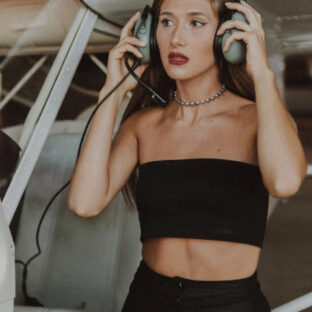 チューブトップの魅力とスタイリング術