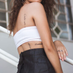 春服の華やかさを引き立てるチューブトップ