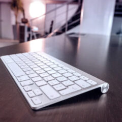 ワイヤレスキーボードのメリットとデメリット：有線との違いを比較