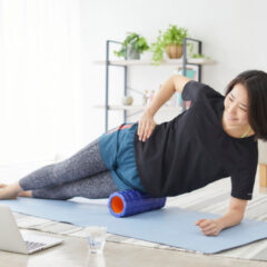 デスクワークで凝り固まった肩こり解消に役立つ振動フォームローラーの活用法