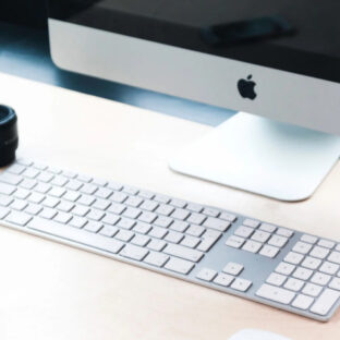 エルゴノミクスデザインのワイヤレスキーボードで手首の負担軽減