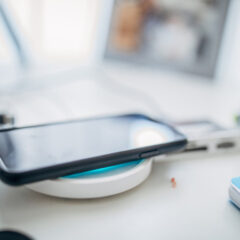 ワイヤレス充電器の選び方:対応機種と出力の確認ポイント