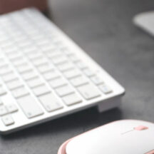 マルチデバイス対応のワイヤレスキーボードで作業効率アップ