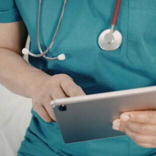 ナースポーチと腰痛の関係｜負担を減らすための選び方と工夫